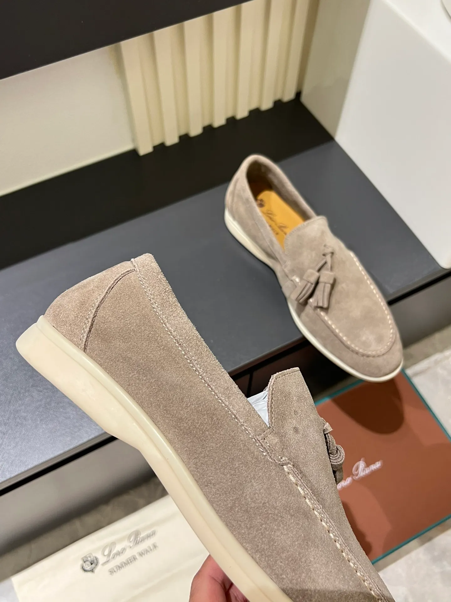 Men's shoes 💰p360 "Loro men's shoes 💰pian'*" Classic L men's shoes for couples 💰p Top version British flat loafers, a must-have item in old money style, the minimalist design is eye-catching and durable, a plus point for dressing The soft foot feel and texture are outstanding. They don’t scratch your feet and are very nice. They are matched with soft and waxy soles. They can be worn daily for a long time without getting tired. They are easy to wear, versatile and classic items, with perfect foot feel and texture! Imported cashmere fabric, the lining is made of imported A-grade water-dyed cow lining, the top version of the genuine leather midsole is sewn with pure handmade mark thread! Size: Female 35-40 (34. Customized) Male 38-44 (45.46. Customized)